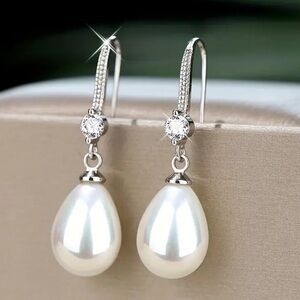 NWOT - Elegant Teardrop Shaped Pearl Earrings